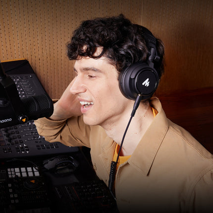 Adjustable headband studio headphones
